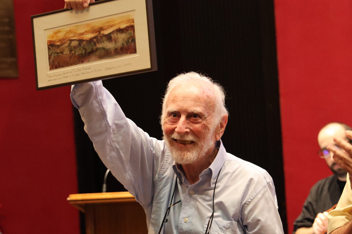 No me cansaría de ver el homenaje a Martínez de Pisón.
Hubo bonitas palabras, reflexiones, risas, afectos, emociones, imágenes, aplausos que parecían interminables y también música.
Con Irene Vallejo, Araújo, Pedro Nicolás, Arsuaga, Sebas Álvaro, Iturbe...
youtube.com/watch?v=qBsY-s…