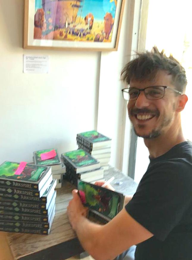booknookhove's tweet photo. Look who stopped by today!
Lots of personalised copies of the brilliant #Arkspire heading out now, and yet more *signed* books available here 👉 https://t.co/qIVgt77m11
Thank you @jamieillustrate! https://t.co/yB9nQsIfRV
