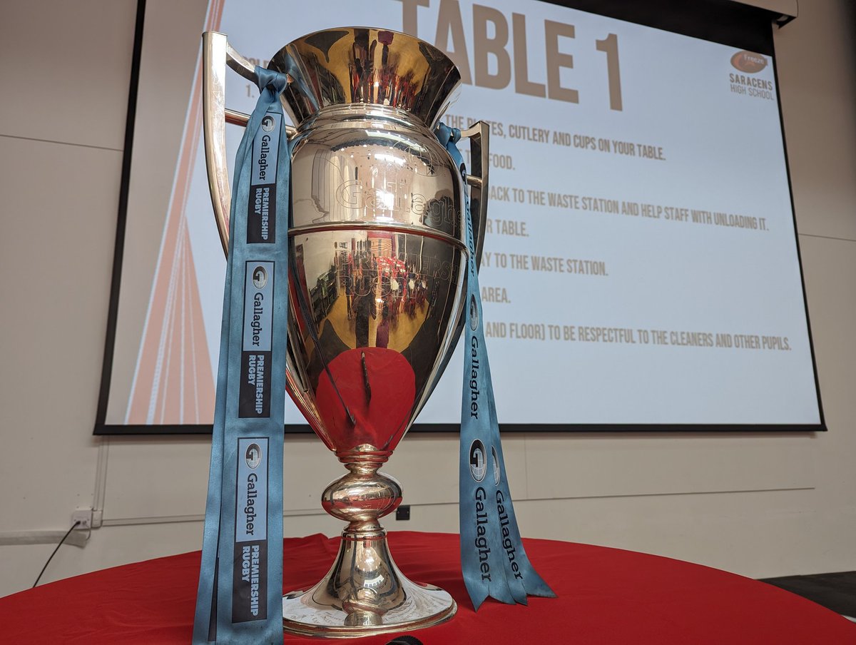 🏆@Saracens have lent us their impressive winners' trophy from @premrugby. What a great way to show the Year 6 pupils on their transition day what it means to belong to the Saracens family 🖤❤️ #togethersaracens #newyear7s #welcometosaracenshigh #notyouraverageschool