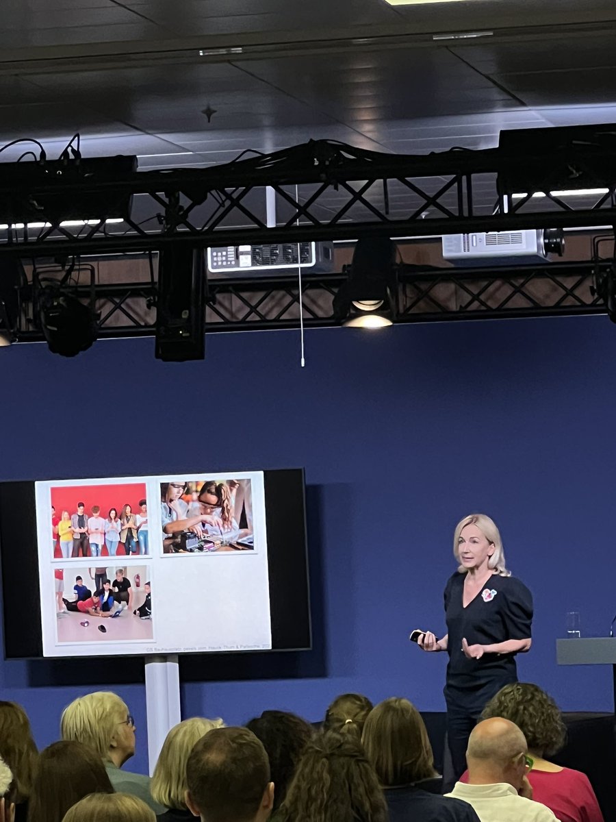 ForumBilDig's tweet photo. Schöne Grüße von #schultransform im
@BMBF_Bund – @ht_uta in ihrer Keynote wie immer on point zum Lernen in der Kultur der Digitalität: Es geht um
Partizipation, Teilhabe &amp; den Aufbau zukunftsrelevanter Kompetenzen. Wir brauchen Transformation im System Schule! #twlz https://t.co/hL6o9Wtaao
