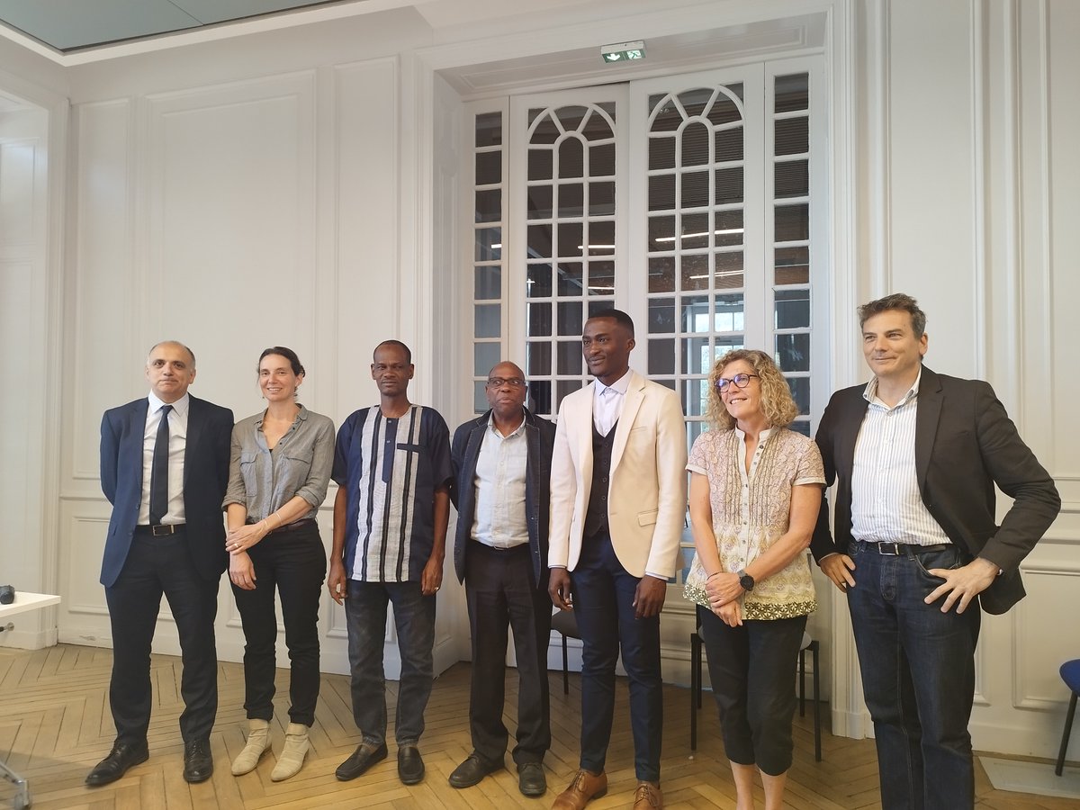 CRHIA_NantesLR's tweet photo. 🧑‍🎓Toutes nos félicitations à @UOnhima pour sa thèse de doctorat sur le thème : "Le pays des Noirs et la construction des identités multiples (XIV - XVIe siècles)", soutenue le 5 juillet à @NantesUniv https://t.co/instxFs15t