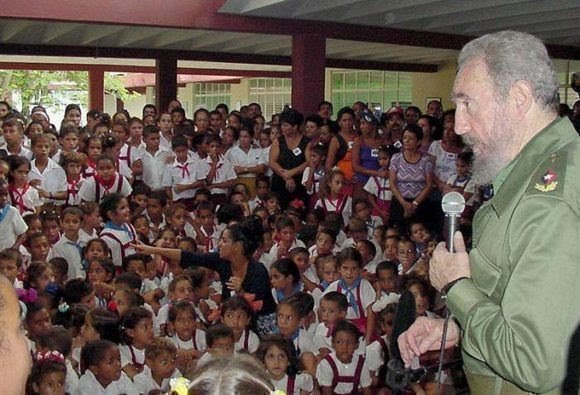 Hace 50 años, este 6 de julio, Fidel y Raúl junto a otros dirigentes de la Revolución, se reunieron con una representación de los pioneros de todo el país. En esa oportunidad se escogió el tercer domingo de julio para festejar en #Cuba el Día de los niños. #Con