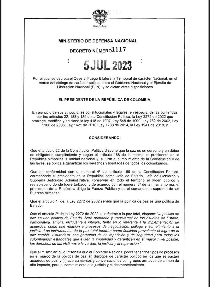 RafaNietoLoaiza's tweet photo. Gobierno obliga a la Fuerza Pública a "la suspensión de operaciones militares y policiales ofensivas" contra el Eln y le prohibe "entrar en contacto armado y, si esto ocurre, no romper dicho contacto". Pero no establece que los elenos dejen de delinquir. 

¡Es inconstitucional! https://t.co/oM8doCxgMR