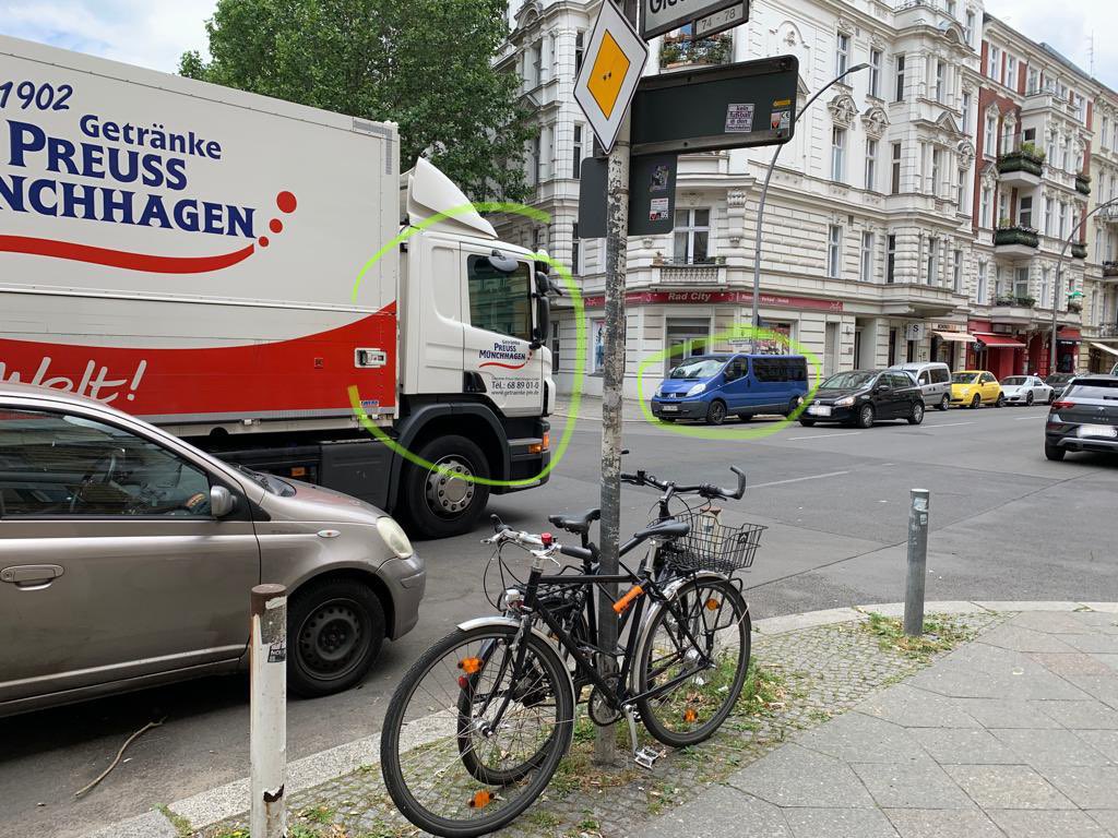 MaxBlindzellner's tweet photo. #Grunewaldstraße: 5 x Parken in zweiter Reihe, darunter ggü. Ausfahrten und unmittelbar vor Kreuzungen. Parkenauf Kreuzungen, auf dem Gehsteig und auf der Verkehrsinsel.
Das ist die automobile Vorhölle, für deren Fortbestand @SchreinerManja gerne 1,5M€ Steuergeld locker macht. https://t.co/4eFCmTxE5q