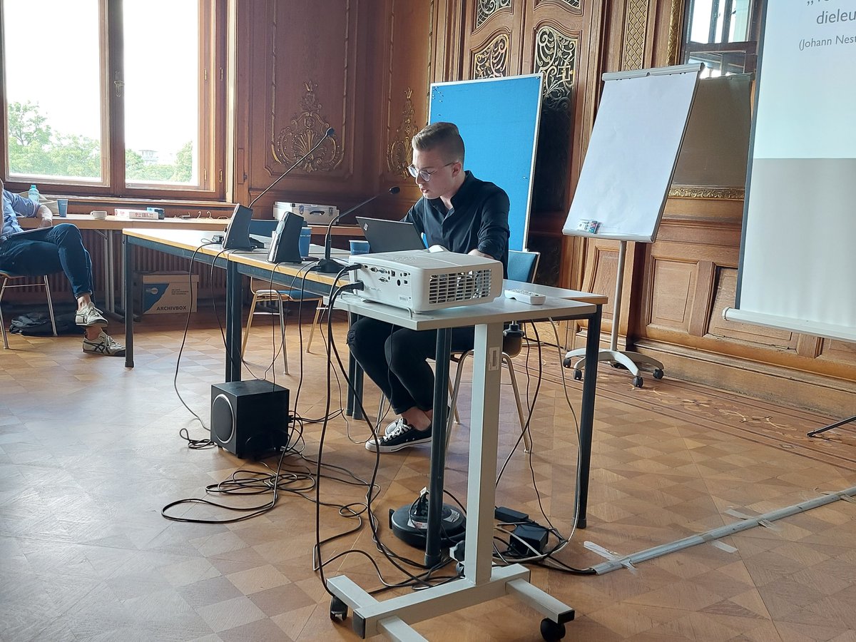 UlrikeTanzer2's tweet photo. "Vomkunstrichterstuhlherabdieleutevernichtenwoller" (Nestroy über Saphir
@danielmilkovits über das Wechselspiel von Posse und Lebensbild #ING23 https://t.co/7ihuTdJ7lA