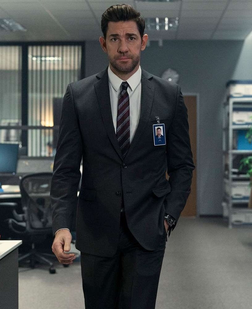 krasinskihaze's tweet photo. this is an appreciation for john wearing a suit in jack ryan because it brings me to my knees every time. https://t.co/vmU6ub5HOR