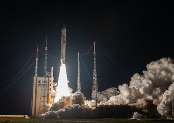 ESA_Italia's tweet photo. Alcune belle immagini del lancio #Arian5 #VA261 di questa notte, nelle foto scattate dai fotografi P. Piron e S. Martin di @EuropeSpacePort
#OneLastAriane5 https://t.co/6gzS6Ot5cD