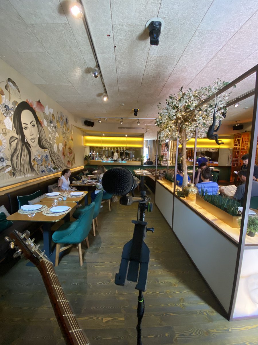 Amigos do Twitter, provavelmente ninguém se questionou sobre o assunto mas eu adianto-me: felizmente (e até mudarem de ideias) estarei a cantar durante a hora do almoço num restaurante, de segunda a sexta. Vamos deixar as streams de música diárias em stand by nos próximos tempos!