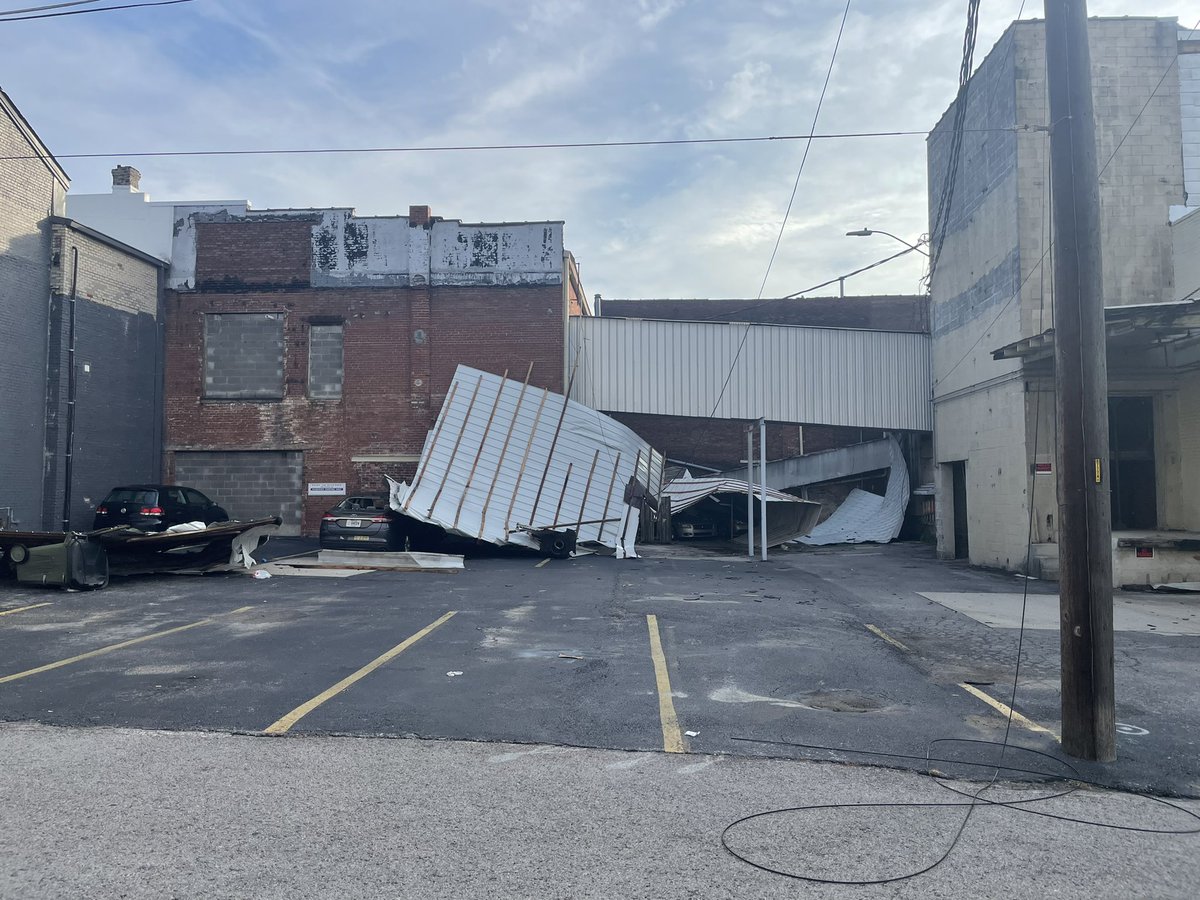 KY STORM DAMAGE: a quick pop storm wreaking havoc in Hopkinsville. Several downtown buildings with roof damage, debris thrown throughout the streets, and trees damaged. This is just one example <a href="/FOXNashville/">FoxNashville</a>