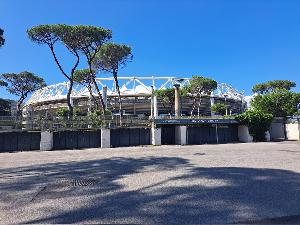 biasi_lorena's tweet photo. Sapevo che il Colosseo avesse bisogno di qualche restauro, ma così mi pare un po' troppo 🤔🤷‍♀️😂
#IloveRoma https://t.co/soyZmbfb3D