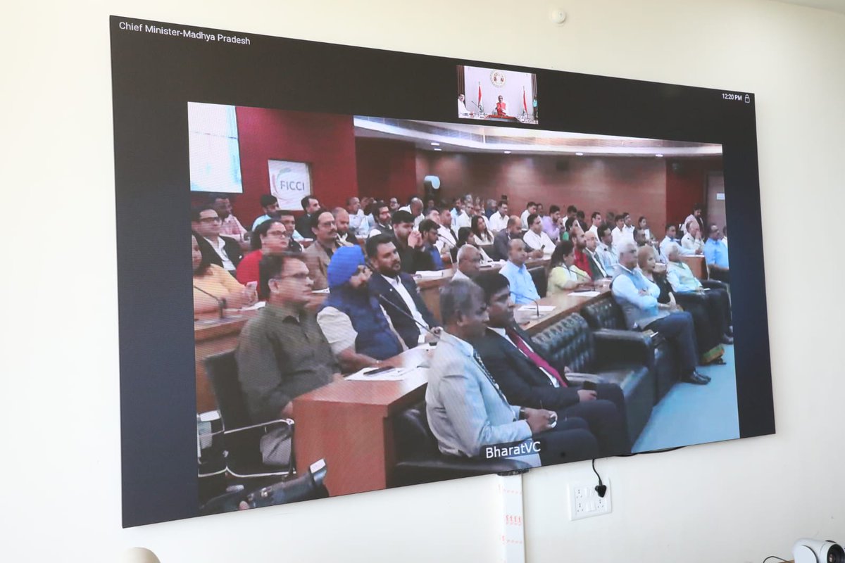 'मुख्यमंत्री सीखो-कमाओ योजना', मेरे युवा बेटे-बेटियों के जीवन में अभूतपूर्व सकारात्मक परिवर्तन लायेगी। यह दो तरह के गैप, स्किल्ड मैन और स्किल्ड सप्लाई को पूरा कर रही है। इससे काम चाहने वाले युवाओं को रोजगार और इंडस्ट्रीज को स्किल्ड मैन पावर मिलेगा। युवा काम सीखने के बाद प्रदेश और