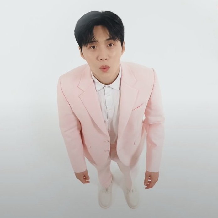 myjuyz_seonho's tweet photo. Photographer: OK~ show us your goddess look~

Kim Seonho: 🐶 

(cute...😁) https://t.co/Ldc6wICNDP