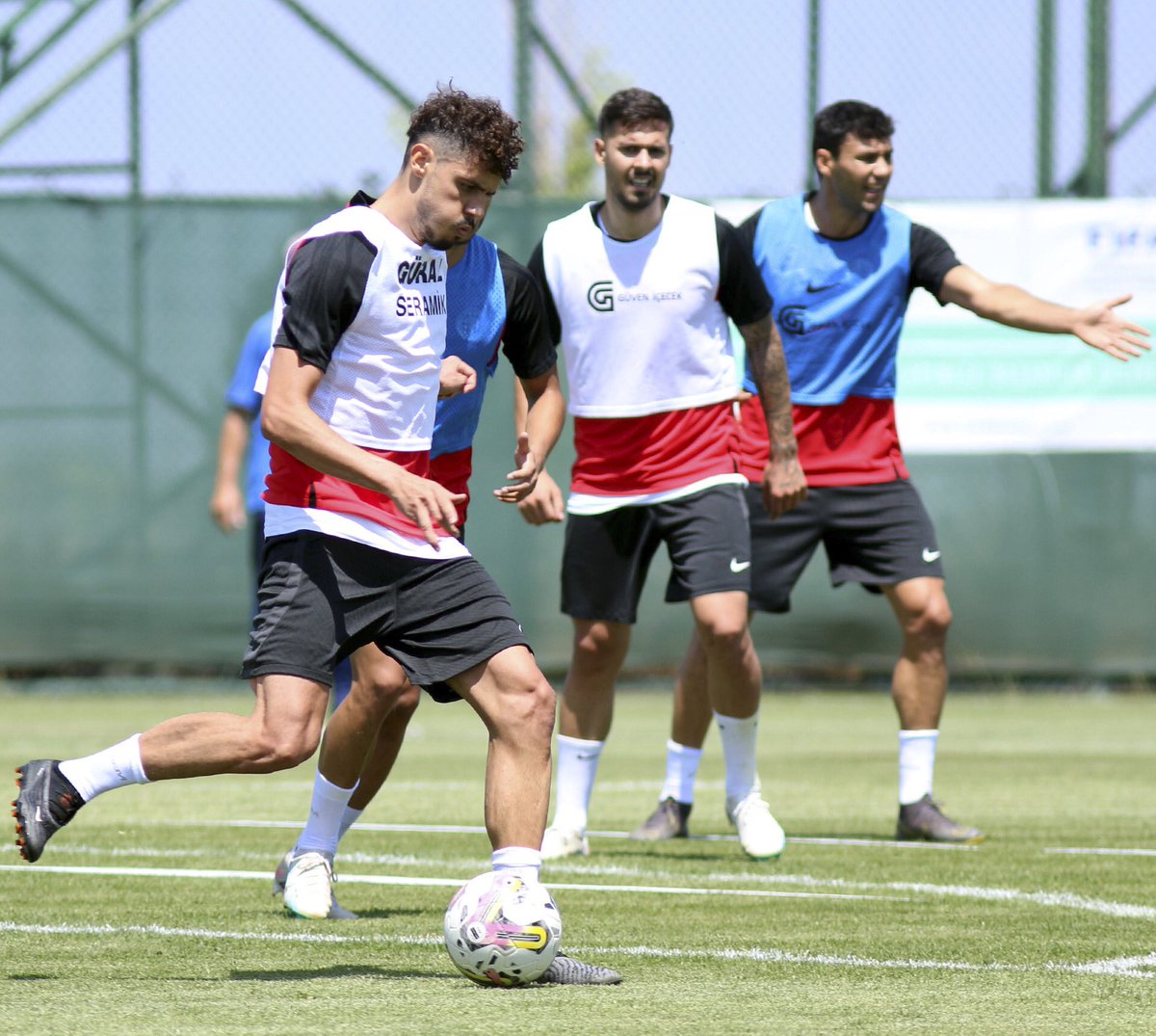 Antalyaspor's tweet photo. 📸 Birinci etap kamp çalışmalarını Burdur'da sürdüren takımımız günün ilk antrenmanını sabah saatlerinde yaptı. MAKÜ Lavanta Tepesi Tesisleri'ndeki antrenman ısınma hareketleri ile başlayıp taktiksel çalışmalarla son buldu.

#FraportTAVAntalyaspor
#HerŞeyAntalyasporİçin https://t.co/5QihgjCG2q