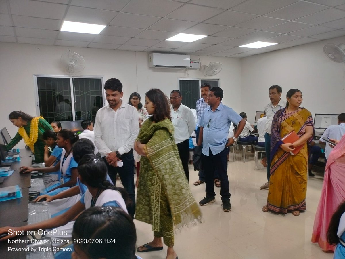 OSEPA_Official's tweet image. Collector&amp;amp; DM @Jharsuguda visited 5T Schools in Likera Block. #Monitored the infrastructural work,        
e-Content, e-Library, Classroom Transaction through Smart Board. #Interacted with Teachers &amp;amp; Students. Encourage the teachers for effective teaching learning process.