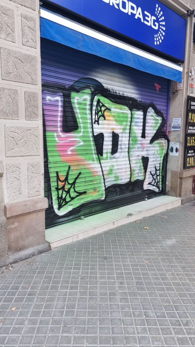 SomSantAntoni's tweet photo. Aquest matí ens aixequem indignats davant l'incivisme i vandalisme. La campanya de persianes amb skyline ha durat ben poc. Uns decideixen passar de la firma de l'autor per tornar-les embrutar sense permís. Sereu denunciats a @GUBBarcelona @mossos. Una pena @Bcn_Eixample https://t.co/aMZVf3lDqt