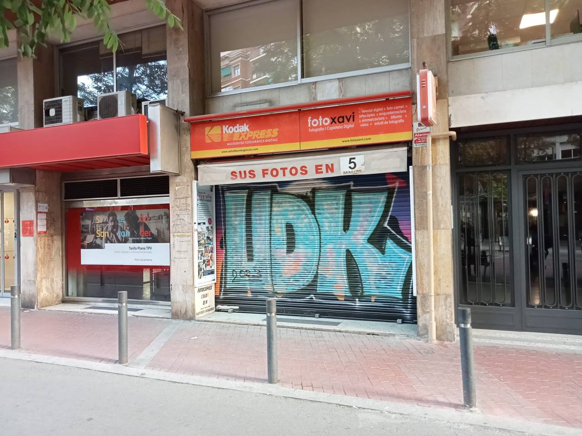 SomSantAntoni's tweet photo. Aquest matí ens aixequem indignats davant l'incivisme i vandalisme. La campanya de persianes amb skyline ha durat ben poc. Uns decideixen passar de la firma de l'autor per tornar-les embrutar sense permís. Sereu denunciats a @GUBBarcelona @mossos. Una pena @Bcn_Eixample https://t.co/aMZVf3lDqt