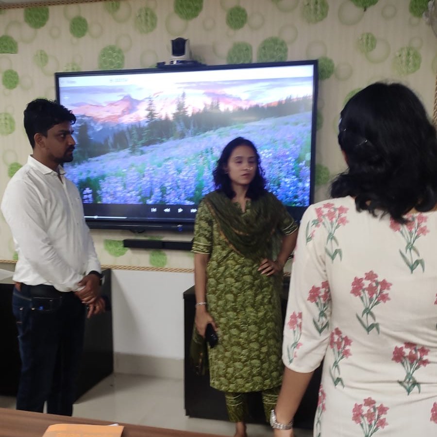 OSEPA_Official's tweet image. Collector&amp;amp; DM @Jharsuguda visited 5T Schools in Likera Block. #Monitored the infrastructural work,        
e-Content, e-Library, Classroom Transaction through Smart Board. #Interacted with Teachers &amp;amp; Students. Encourage the teachers for effective teaching learning process.