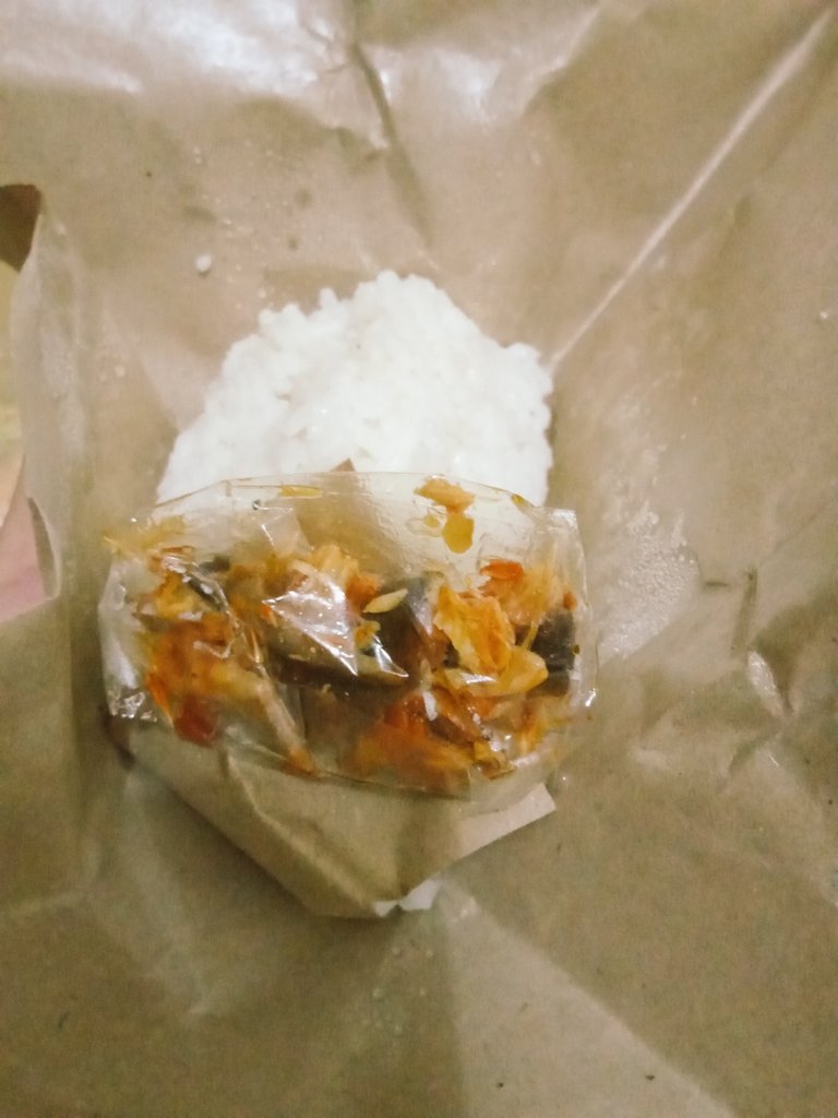 Kamu pikir mudah makan angkringan? Tidak bestiiiie!!
Dengan perbandingan nasi dan lauk seperti ini, kamu perlu memanage ukuran suapan agar keduanya bisa habis bersamaan 😌