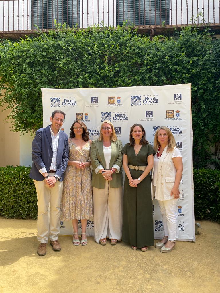 martavelezr's tweet photo. Ayer finalizamos el curso de verano " Comunicación política para un super-año electoral" organizado en @olavidecarmona. Hablamos de asesoría y campañas con @MAlvarezAviles @GiselleGHipola @mgtalort
Gracias a los aistentes, ponetes, a  @pablodeolavide, a @CEAndaluces y a @_ViMa2 https://t.co/6c19edsLCf