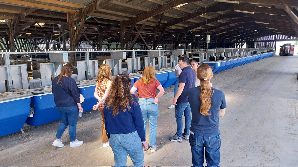 B_Rouille's tweet image. Le comité de pilotage du projet #METHALGUES se termine par une visite de la ferme expérimentale des #Trinottières 🐄👀
