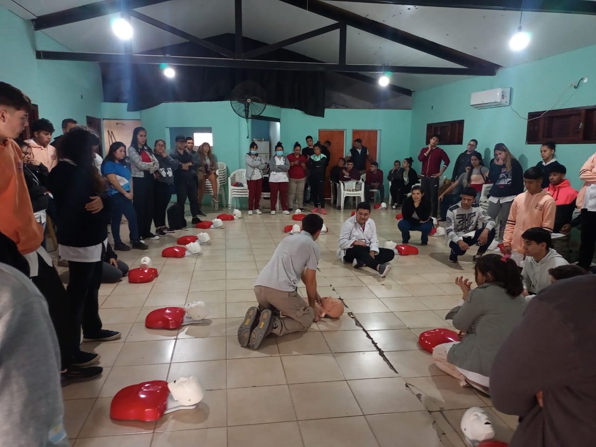 📌 Villa Ana
↪️ Llevamos a cabo una capacitación de RCP y la utilización del DEA dirgida a diferentes instituciones como público en general de la localidad.
Estos encuentros son dentro del Programa "Primeros Respondientes Básicos" que se lleva a cabo esta Secretaría.