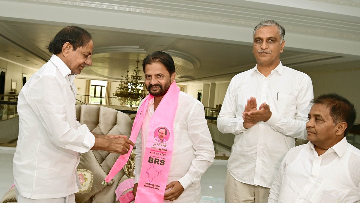 rizwanupdatezhb's tweet photo. A shock to the Congress party #SangareddyDistrict #Zaheerabad Congress Senior Leaders Erpula Narottam said goodbye to Congress party and joined BRS, @Narotham_y joined the @BRSparty in the presence of CM KCR. https://t.co/x23Qwcm80R