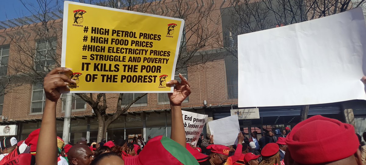 ThandoMaguds's tweet photo. #sabc last stop at the premier office in Newton, Johannesburg. Workers say they want the premier Lesufi Panyaza to receive the memorandum in person not a representative https://t.co/sFTwPBaMKF