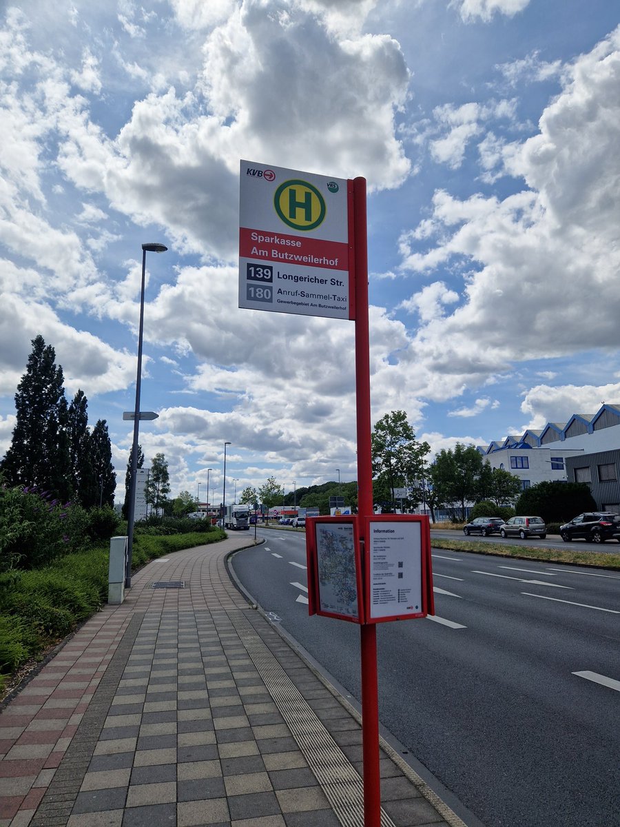 Liebe KVB, wieso steht der  Bus127 nicht mit an der Station? Hab über die online Fahrplanauskunft rausgefunden das er hier abfährt. Wäre voll cool, wenn man das und den  Fahrplan ergänzen könnte. 😊 <a href="/KVBAG/">KVBAG</a> <a href="/KVB_Info/">KVB AG (Infokanal)</a> #kvb #köln