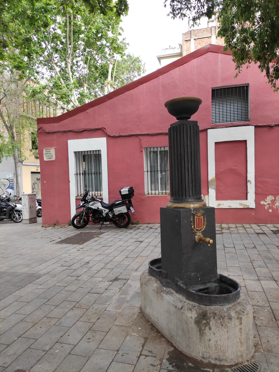 AdriaTerolH's tweet photo. L'enderroc d'una casa construïda l'any 1880 que formava part de la Plaça del Carme, nucli fundacional del Camp de la Creu, és una mostra que el patrimoni popular continua en perill i que Barcelona segueix perdent la seva identitat.
@somcampdelacreu https://t.co/pxuPVQhNpf