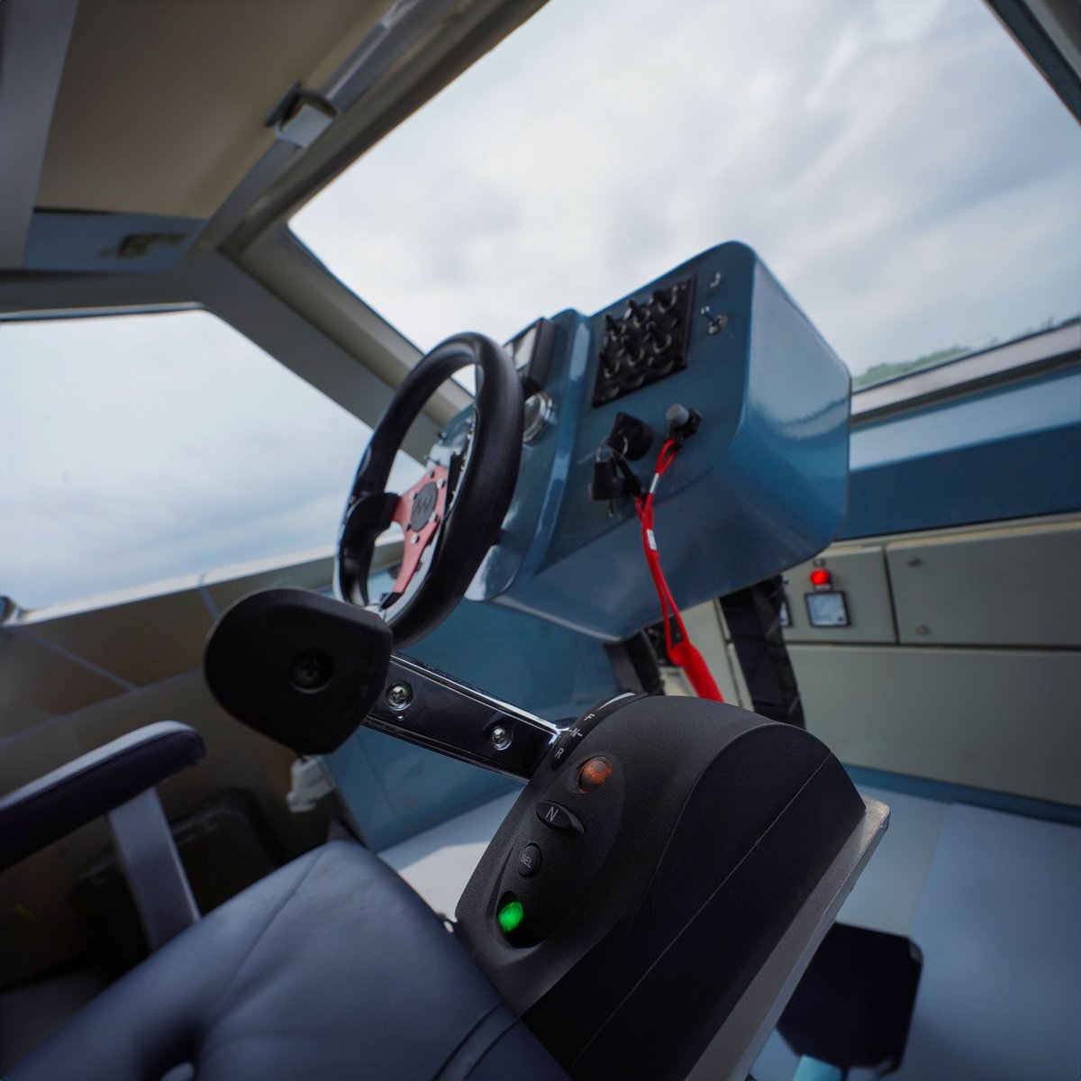 NavaltBoats's tweet photo. Get behind the gears, buckle up and prepare for an electrifying ride in the Nirva! Experience the thrill of cruising at 15 knots in this solar electric phenomenon.
#nirva #navalt #boats #boating #tourism #watertransport #waterways #kerala #speedboat #console #steering https://t.co/7N7kGvEEJp