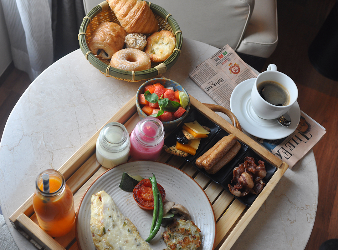 Who needs a red carpet when you can have a breakfast feast delivered to your room? 🥐🥞

#BreakfastGoals #RoomServicePerks #InRoomDining #Breakfast #Amritsar #Punjab #GoldenCity #HyattRegencyAmritsar #HyattRegency #WorldOfHyatt