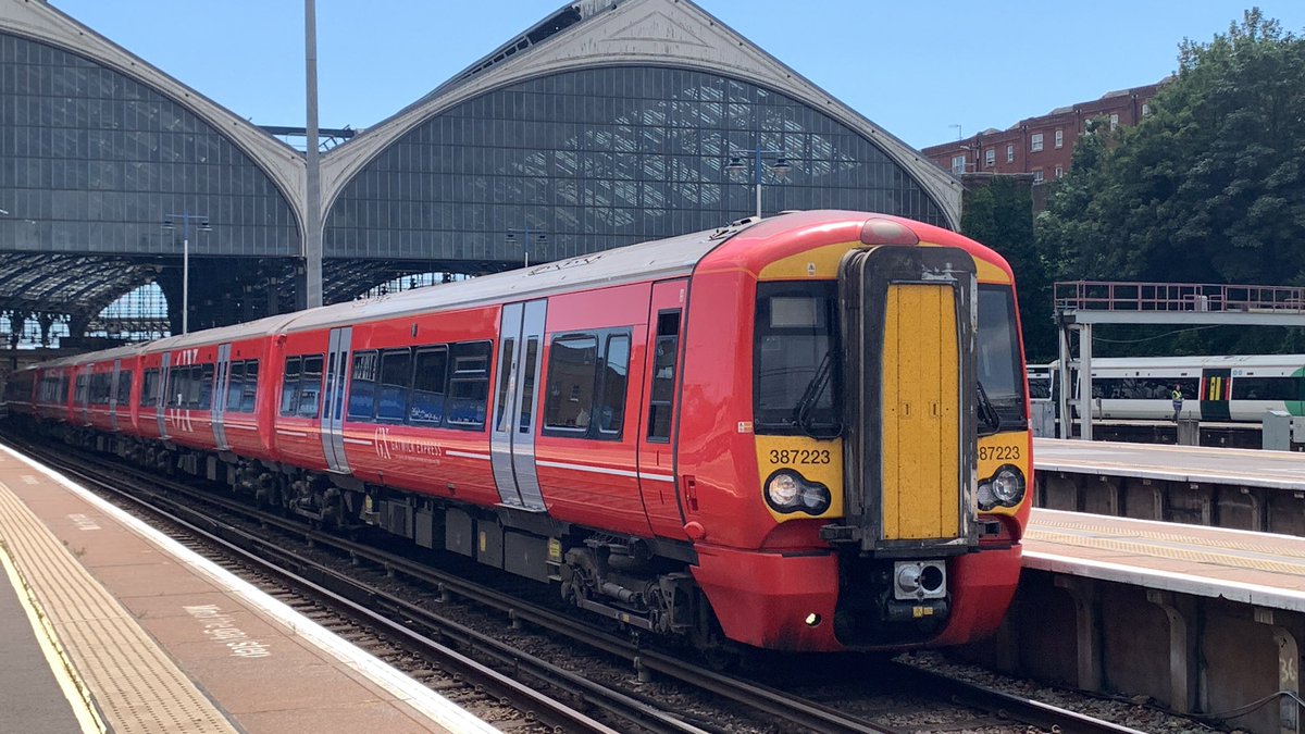 LudwigTails's tweet image. I thought I’d chance it and try have a @GatwickExpress #class387 to do a whistle as 387 223 and 214 departs from Brighton to London Victoria. But it didn’t work lol.

#electrostar #gatwickexpress

Anyways that’s all the pics and post from yesterday.