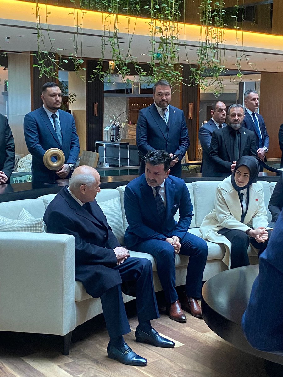 İlkeli duruşun,şahsiyet abidesi yaşayışın ve Türklüğün şuuruyla şahlanmış bir fikriyatın sarsılmaz timsali
Milliyetçi Ülkücü Hareketin Bilge Lideri Sayın Devlet Bahçeli Beyefendinin izin de  yürüdüğümüz yola hamdolsun. 🇹🇷🤘🏼🇹🇷