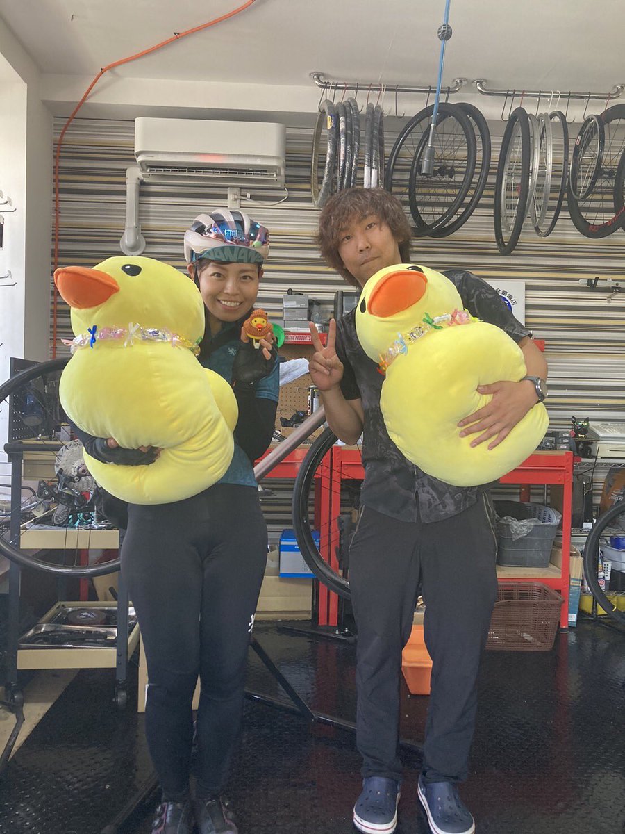 chiyocle0901's tweet photo. チヨクル　あひるCLUB 総本部に
なななさんが遊びに来てくれました🐤✨🌈👏👏👏👏

@nanana_777_ch 
みんなチェックしてね🌈✨

YouTubeのチャンネルはこちら
https://t.co/nftbjjRnhk

なななさんにステッカー貰うの忘れた😇

#チヨクル　#あひるCLUB
#レッツチヨクル　#なななチャンネル
#ボスあひる https://t.co/AbAObNN0Oa