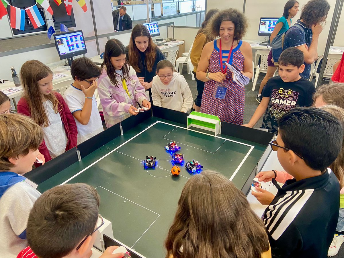 Bravo aux élèves de l’@acbordeaux qui s’initient à la #robotique et à développer leurs compétences à l’#Educamp de la <a href="/RoboCup2023/">RoboCup2023 Bordeaux</a> 🤖 : 15 écoles, collèges et lycées réalisent un parcours de 6 ateliers pour découvrir l’univers des robots et de la programmation !  
👏👏