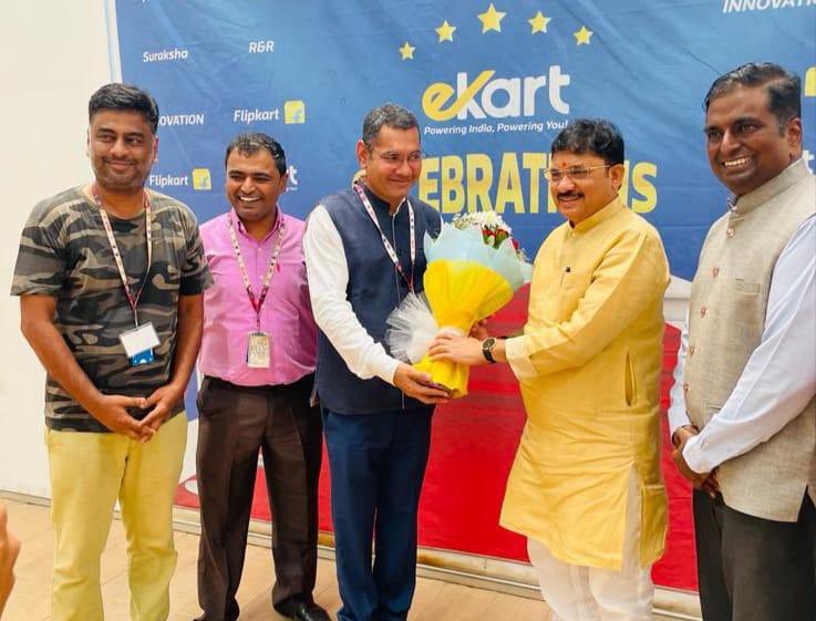 devusinh's tweet photo. Visited the Kheda facility of @flipkart! 
Witnessed the remarkable supply chain innovation that defines the strong bond between India and Flipkart.

Truly inspiring to see their investments generating fresh opportunities, especially for individuals with disabilities, in Gujarat's business-friendly atmosphere.