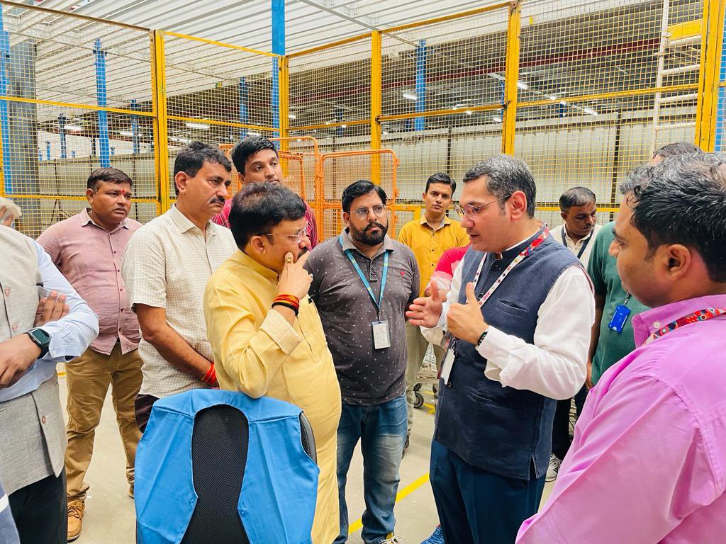devusinh's tweet photo. Visited the Kheda facility of @flipkart! 
Witnessed the remarkable supply chain innovation that defines the strong bond between India and Flipkart.

Truly inspiring to see their investments generating fresh opportunities, especially for individuals with disabilities, in Gujarat's business-friendly atmosphere.