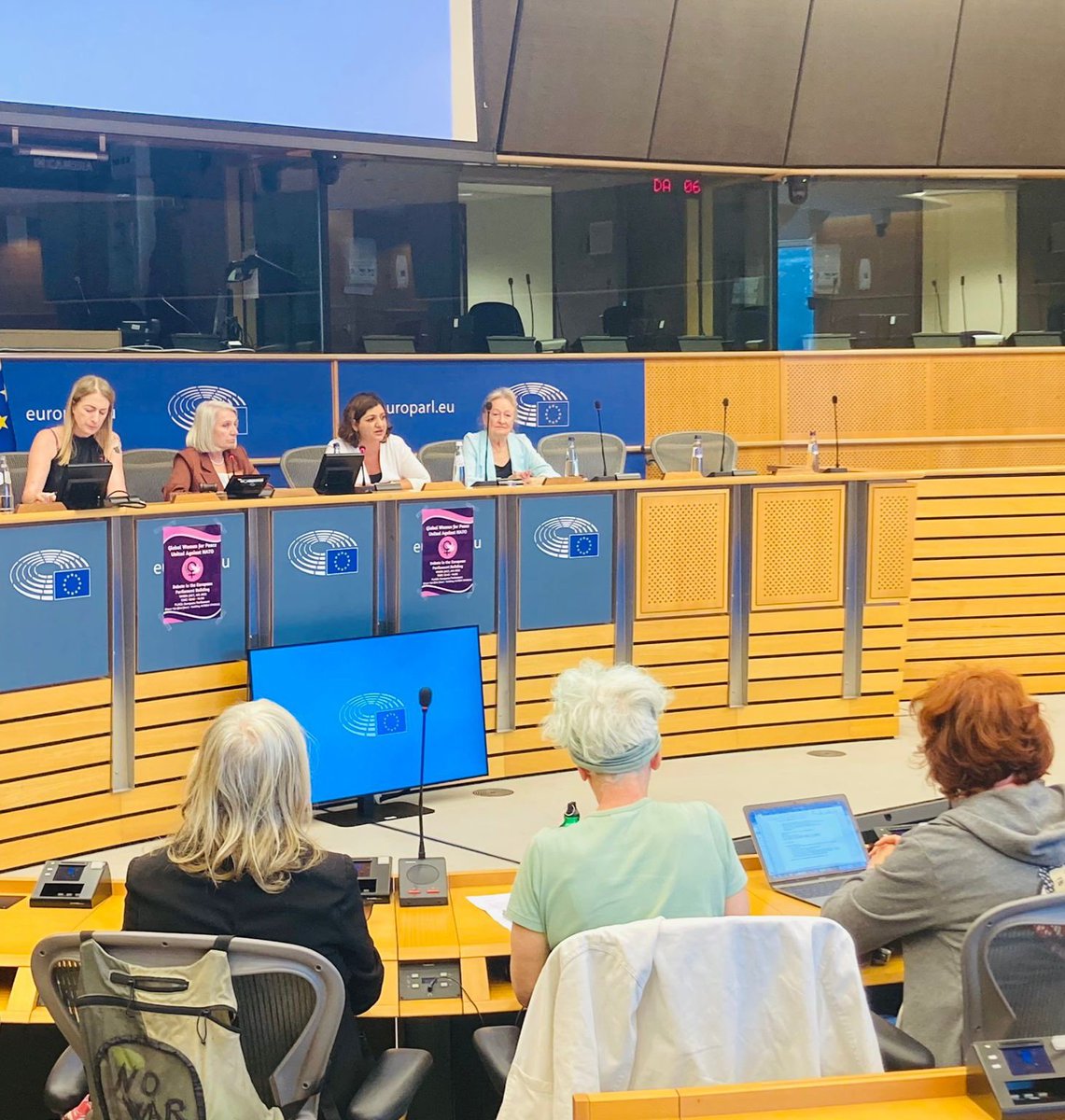 Die #NATO benutzt in ihrem Narrativ den Feminismus, um mit fancy Influencerinnen #Krieg&amp;Waffen chic zu machen. Umso wichtiger heute Teil des Treffens der starken Frauen von #womenagainstnato zu sein.Ihr Appell ist ein Appell für uns Alle!Für Frieden &amp;Gerechtigkeit. <a href="/ClareDalyMEP/">Clare Daly</a>