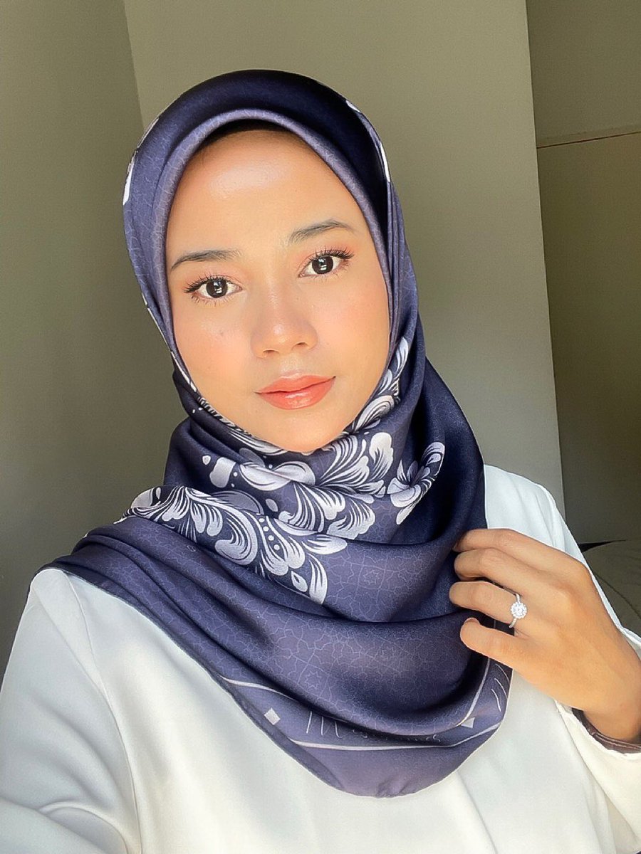 syzleenanisa's tweet photo. YES GIRLL THIS IS WHAT WE NEED!

Tudung satin printed cantik yang senang bentuk and tak pekak, selesa harga RM29 je 😭☝🏻 https://t.co/BcLNlQ4XbK