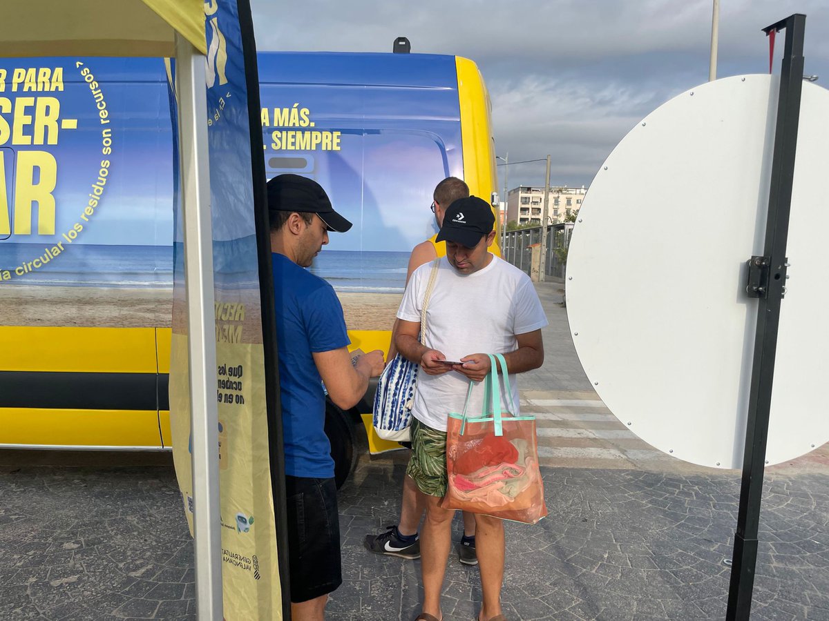 📌Juan Carlos Caballero, concejal de Medio Ambiente de Valencia, visita el stand de ConserMar en Pinedo.
Más info⬇️⬇️⬇️
reciclarparaconsermar.es/valencia/pined…
<a href="/ecoembes/">Ecoembes</a> @GVAagroambient <a href="/AjuntamentVLC/">Ajuntament València</a> <a href="/ecoembes_com/">Ecoembes Comunica</a> <a href="/SoniaPC79/">Sonia Poveda</a>