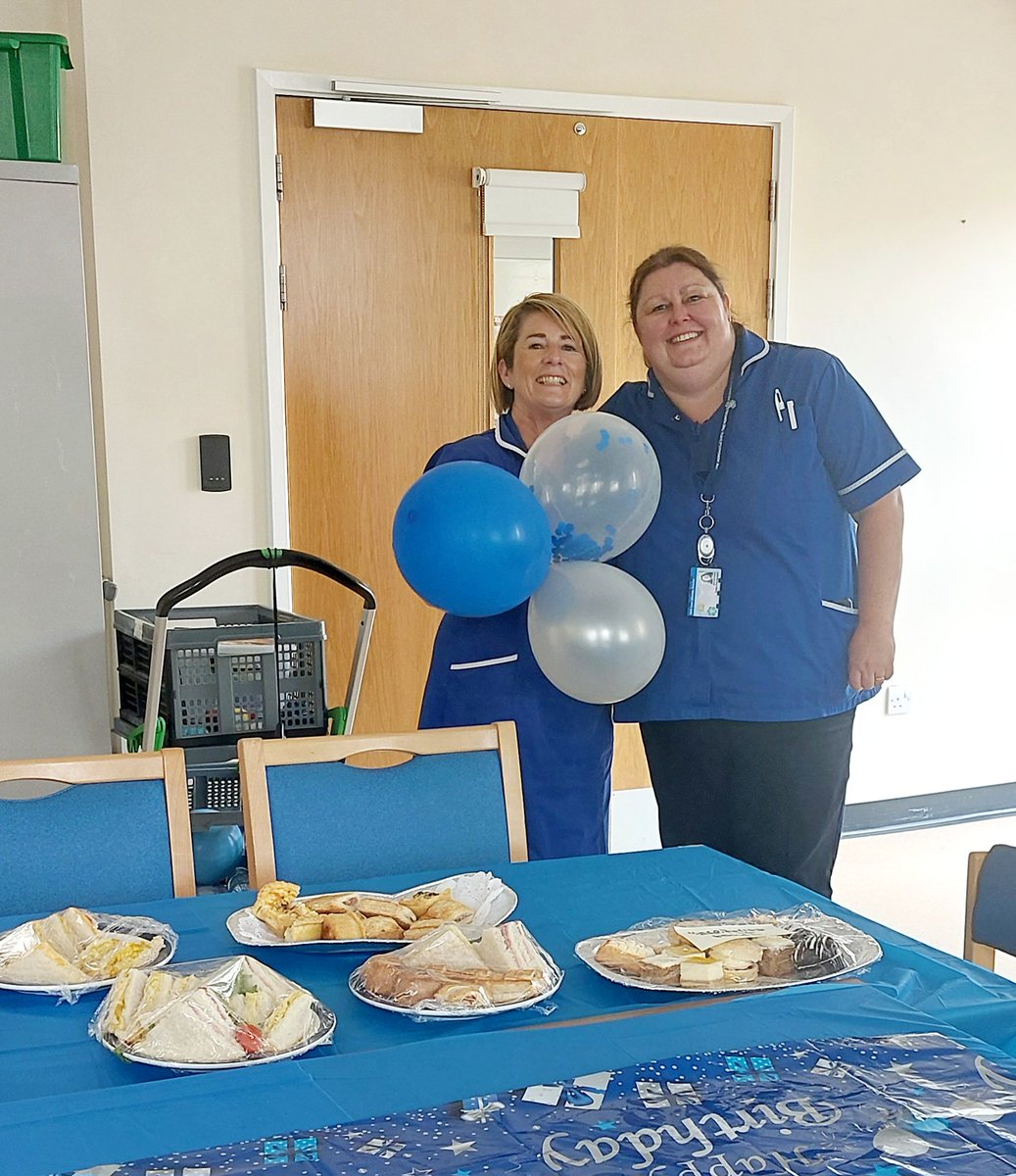 More #NHS75birthday celebrations at Belsay today as our dementia specialist Nurses Gillian and @emmaprend prepare to celebrate with the weekly cognition group! Thanks to catering for the lovely food. 
@NewcastleHosps 
@JackieDanielNHS 
@AlexandrosG 
@AlisonYarnall 
@AddyMcleod