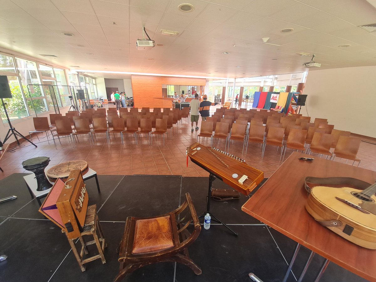 En place pour la conférence Découverte des musiques anciennes pour les élèves des collèges d'Epinal au Festival Là-Haut sur la Colline ! 

@festivallahautsurlacolline
#viaAntika