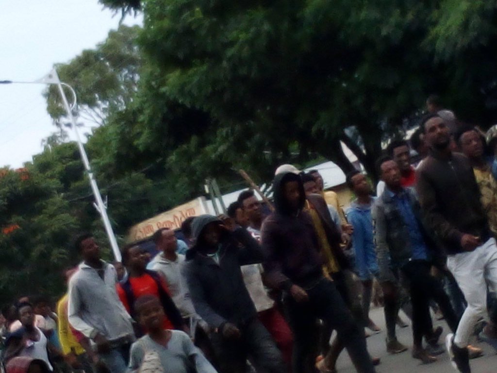 የመደበሪያ እጦት ያማረራቸው የሶዶ ወረዳ ገበሬዎችና  ወጣቶች መንግስት ችግራቸው እንዲፈታላቸው ቡኢ ከተማ ላይ ጥቁር ባዲራ ይዘው በመውጣት ድምፃቸው አሰምተዋል።

ምንጭ: ዘፀአት የዘጌ ገቾ