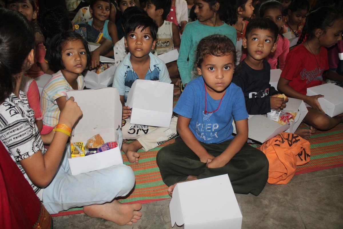 YASH_Tech's tweet photo. Our team of 13 #YASHians visited Mousakhedi Anganwadi Centre in #Indore to make a positive impact on the lives of 75 underprivileged children. Together, we're creating a brighter future! Proud to be a part of #YASHFoundation's #ImpactGrant initiative #MakingADifference https://t.co/ouBKWVm5At