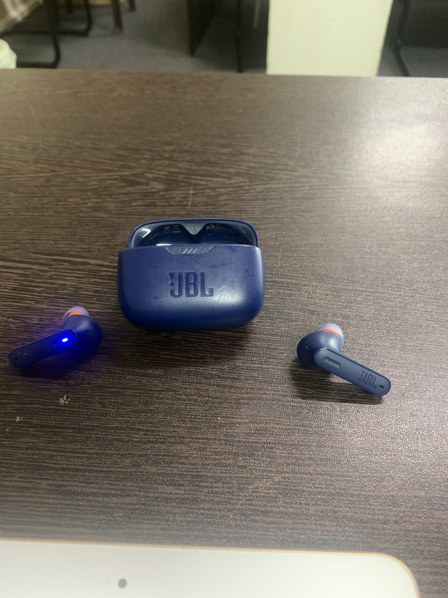 dakujadav's tweet photo. @JBLaudio @JBLSoundIn @sony_india @AppleMusic @spotifyindia @skullcandy  don’t buy this crap,I have paid 6k rupees and it stopped charging within 2 months…@JBLSoundIn  @JBLaudio is cheating it’s customers by giving defective product.I asked for replacement but very bad response https://t.co/TNWS2dyxxi
