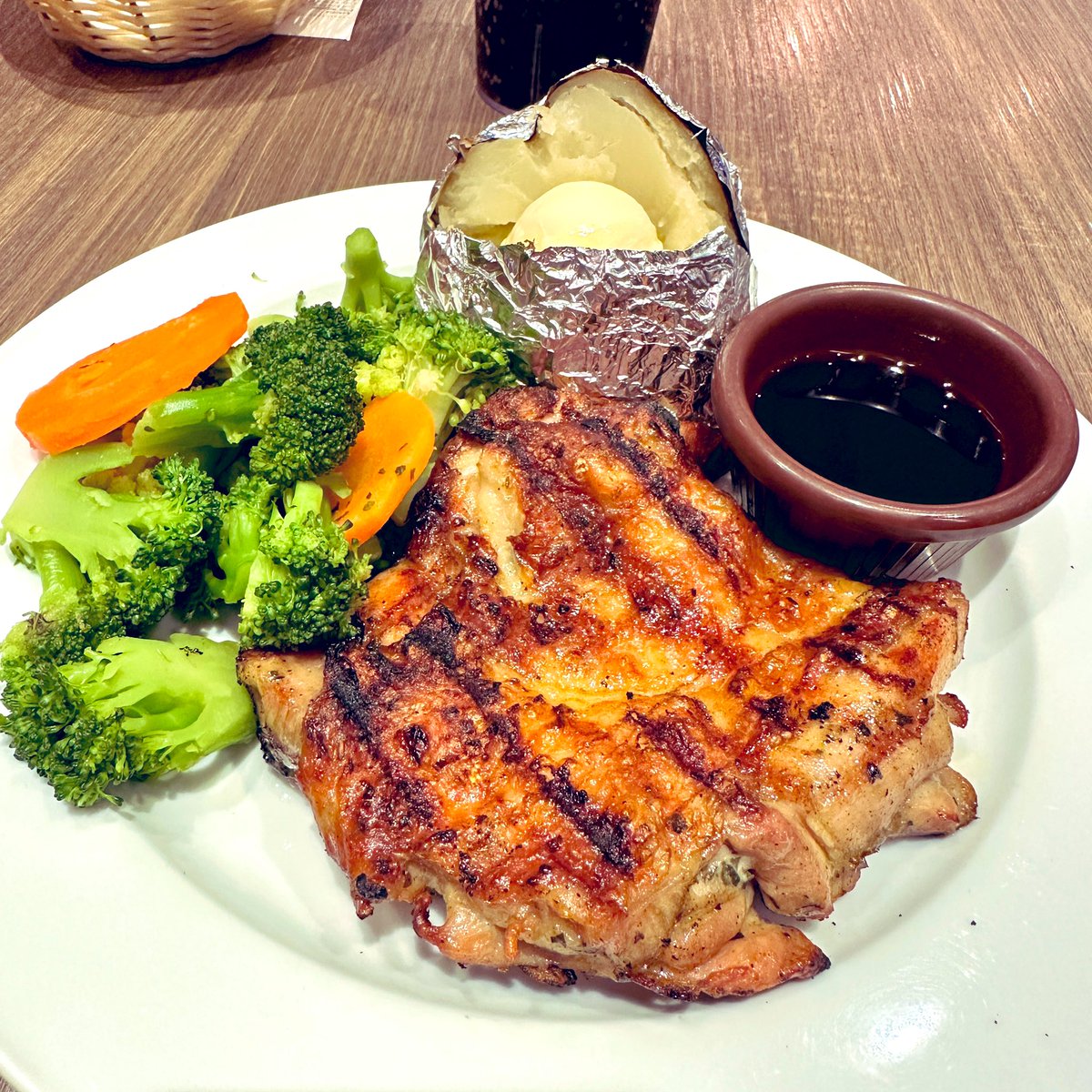 joleeqh's tweet photo. Today’s chicken was crispy enough. #Astons https://t.co/FFiJipG5x1