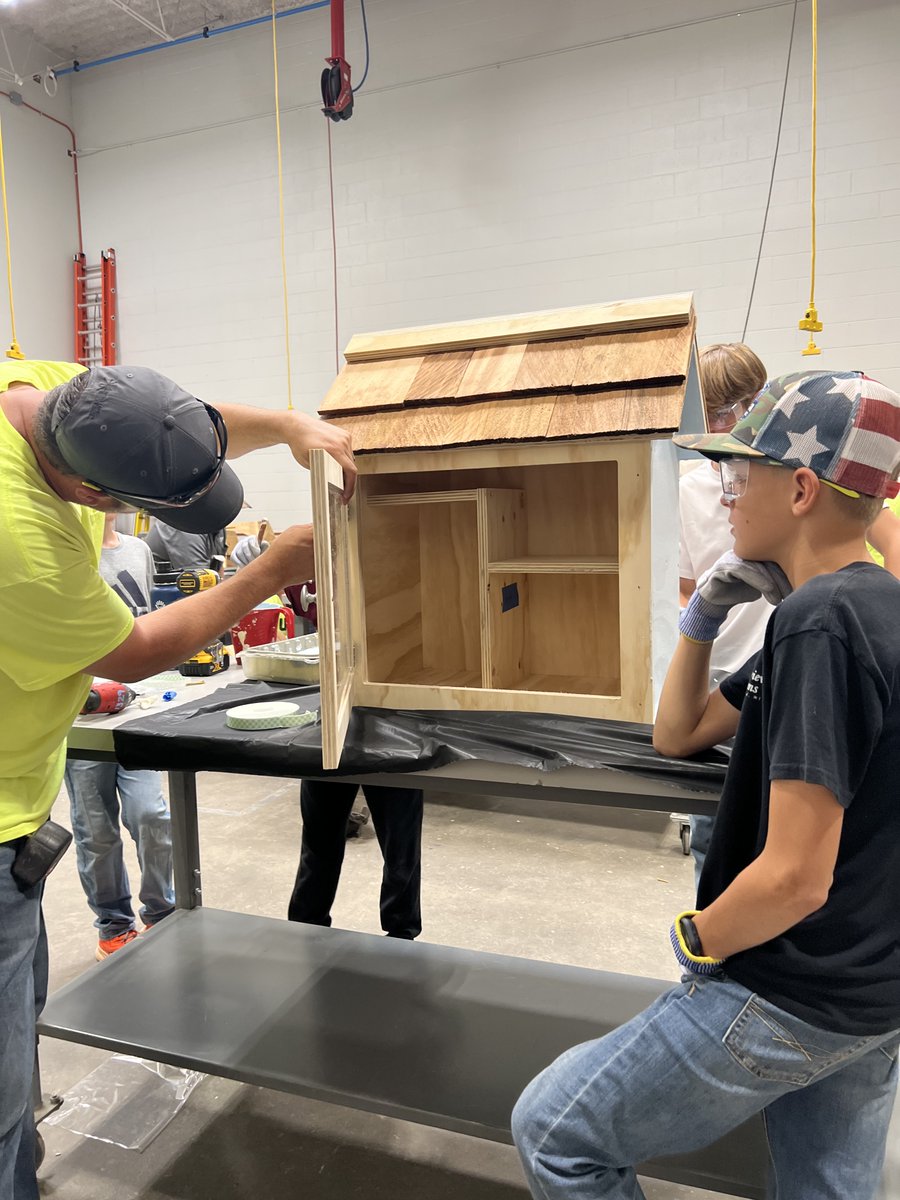 CD_Barnes's tweet photo. Thanks West Michigan Construction Institute for providing area middle schoolers a glimpse into the construction 🦺 industry❗❗  Great experience, awesome kids....we were thrilled to be a part of the action 🔨🔧  
https://t.co/wQR6rb1YEj https://t.co/mKtvW7ueqh