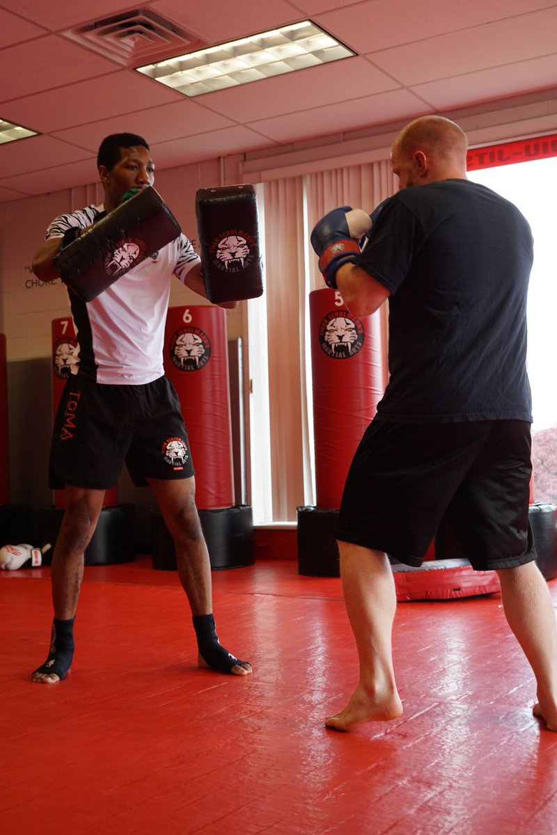 BCuttinoTSMA's tweet photo. Don't settle for average. Be proud to make YOUR mark. #ThursdayMotivation #ThursdayThoughts #ThursdayVibes #Motivation #Inspiration #Kickboxing #WeTheOnes #BOSSmode #Professional #Athlete #Training #PadTraining #MuayThai #TrainingMotivation
📸: @KarissasKapture https://t.co/i5gI0uRyhg