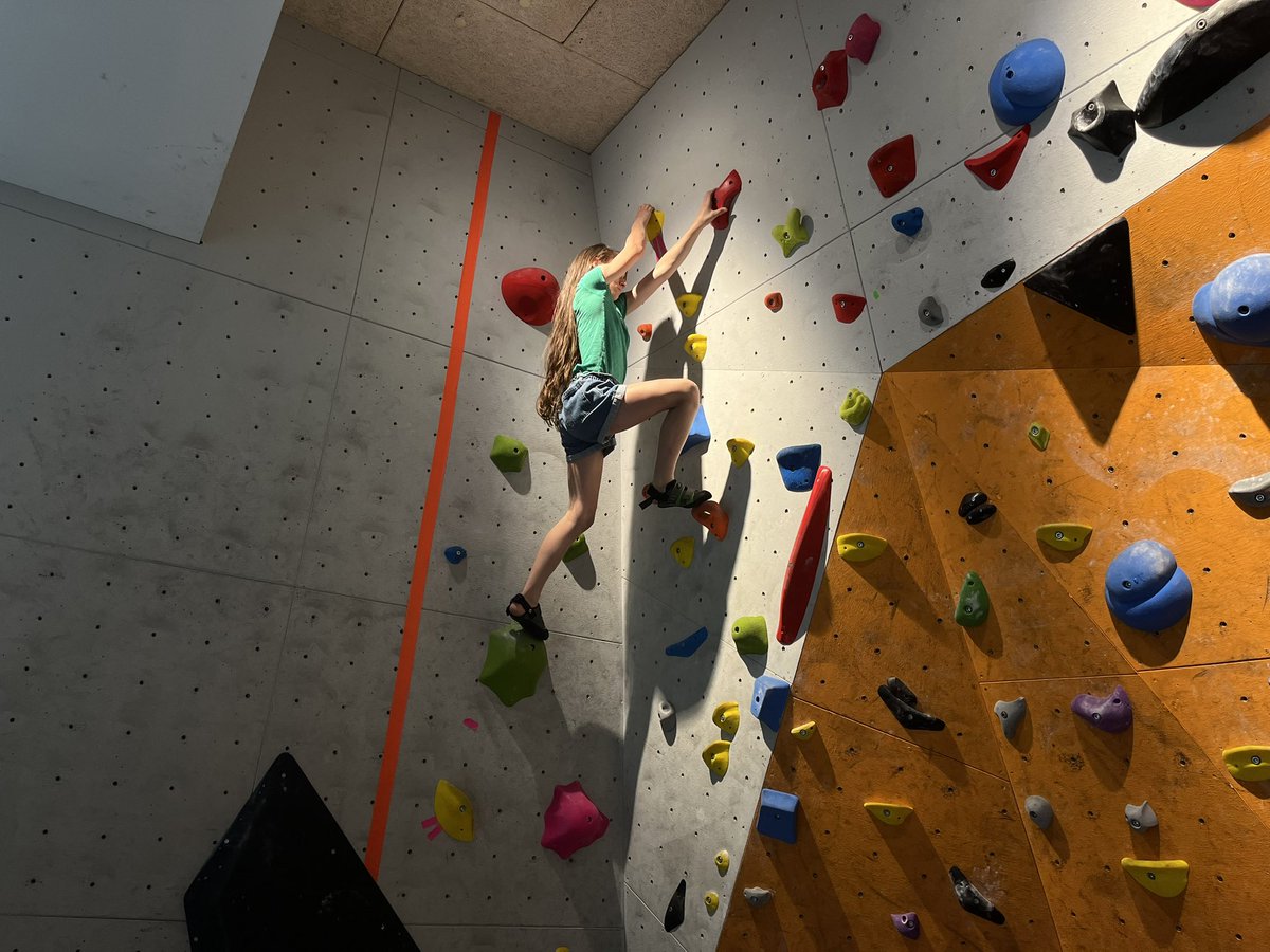 ca6maland1's tweet photo. Super interview de la jeune Anna ce matin. À 11 ans seulement, elle est déjà vice-championne de France d’escalade (et pleine d’espoir pour la suite). À paraître sur @76actu …
@LeHavreEscalade #Escalade #Championne #Podium #Grimpeuse https://t.co/w2COelK99E