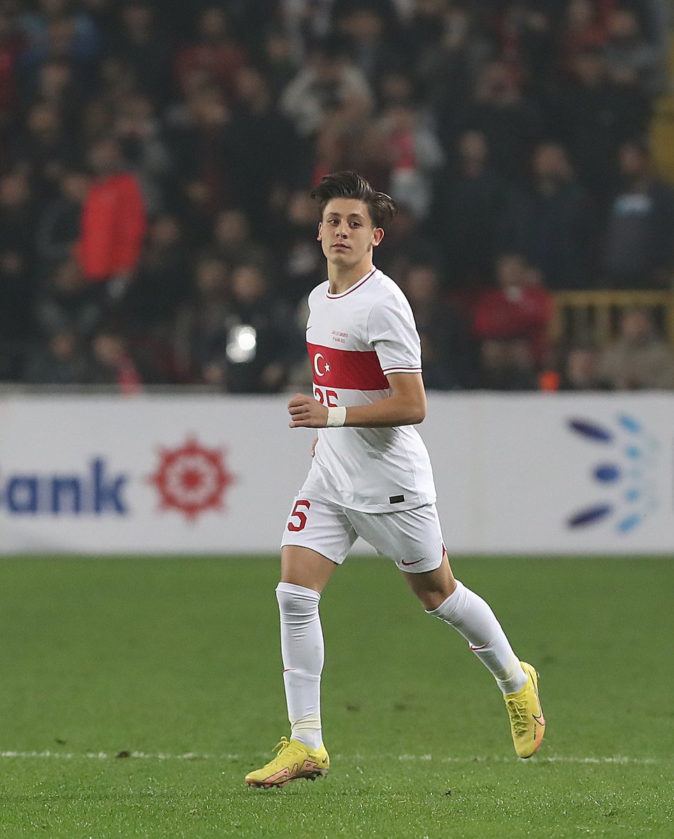 MilliTakimlar's tweet photo. Millî futbolcumuz Arda Güler, kariyerini gelecek sezondan itibaren Avrupa ve dünya futbolunun en büyük kulüplerinden Real Madrid’de sürdürecek. 

Arda’ya yeni serüveninde başarılar diliyor ve İspanya’daki performansıyla Türk futbolunun yüz akı olmasını temenni ediyoruz. 

Bu vesileyle, 18 yaşındaki millî futbolcumuzun gelişimine katkı sağlayan tüm teknik adamlara teşekkür ediyor, Arda’nın transferinin bütün genç Türk futbolculara ilham kaynağı olacağına yürekten inanıyoruz. Yolun açık olsun Arda!  #BizimÇocuklar